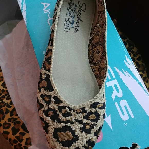 sketchers leopard flats